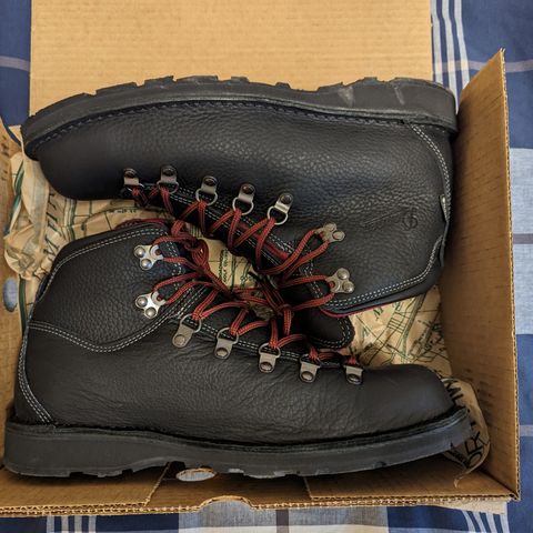 Danner Mountain Pass in Black Full Grain