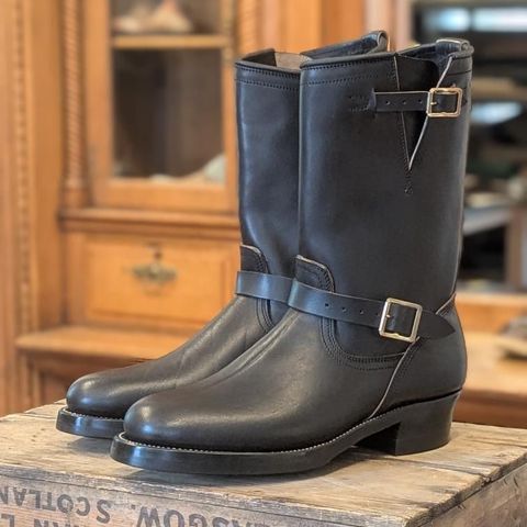 Unsung U 22-2 Engineer Boot in Maryam Toscanello Horsebutt Overdyed Black
