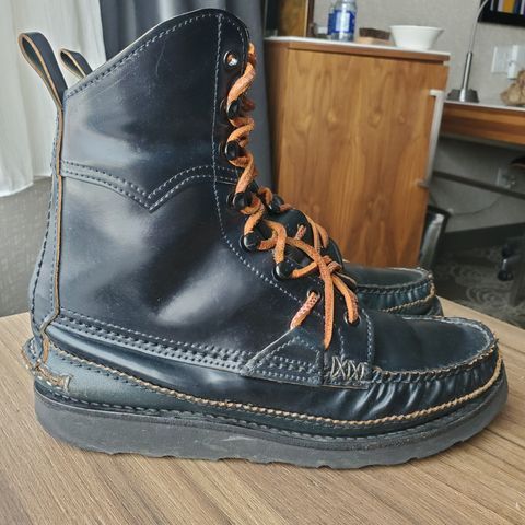 Yuketen Superior Short Hunt Boots in Horween Navy Shell Cordovan
