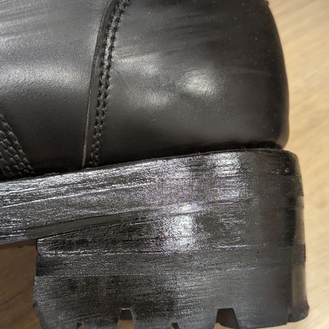 Nordd Leather Black Beauty in Black Pull Up