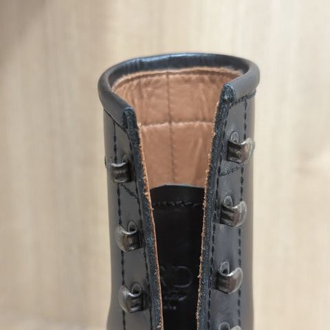 Nordd Leather Black Beauty in Black Pull Up