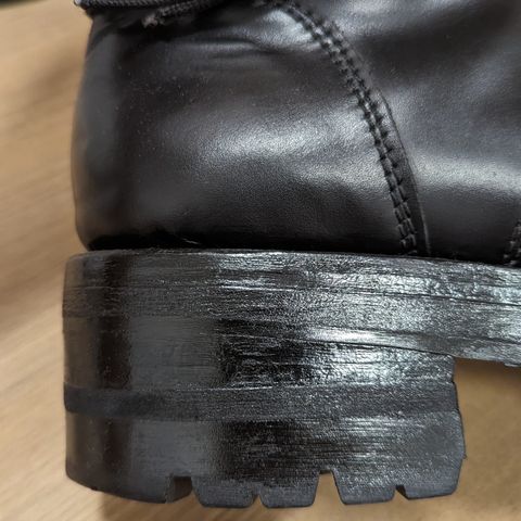Nordd Leather Black Beauty in Black Pull Up