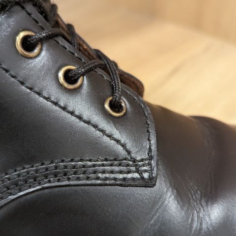 Nordd Leather Black Beauty in Black Pull Up