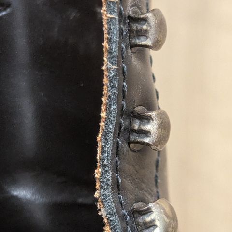 Nordd Leather Black Beauty in Black Pull Up