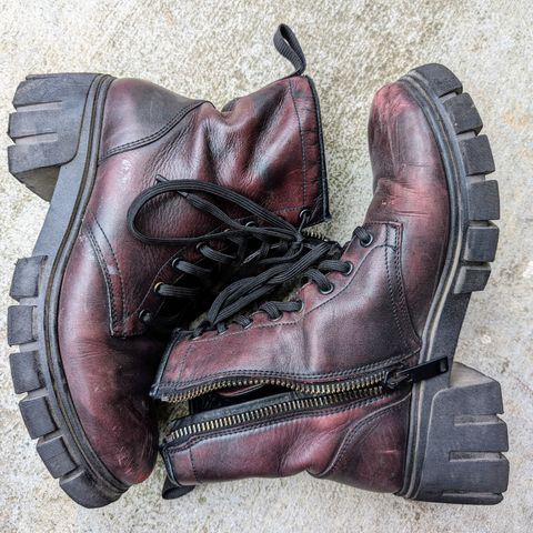 Thursday Coda in Black Cherry Hand-Finished Full Grain