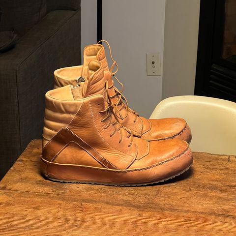 View photo of Self-Made Geobasket in Horween Natural Essex & Horween Unglazed Natural Shell Cordovan