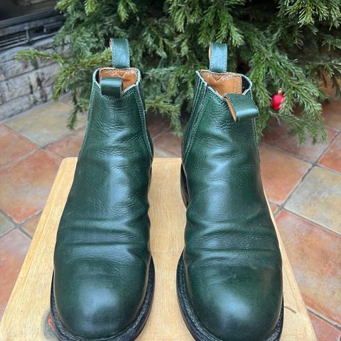 View photo of Dierkes Covered gusset Chelsea Boot in Conceria Puccini Attilio Dark Green Koala