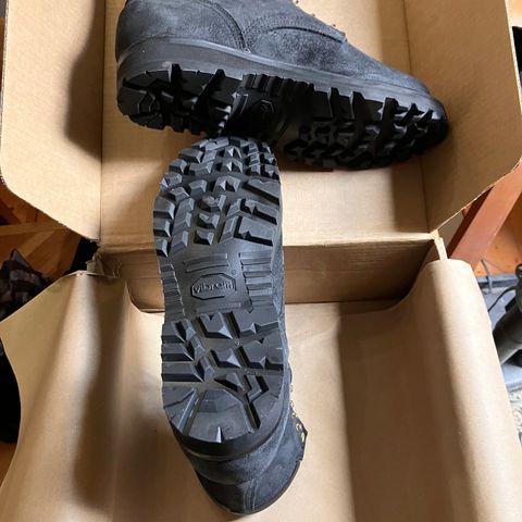 Nicks Ridgeline Hiking Boot in Seidel 1964 Black Roughout