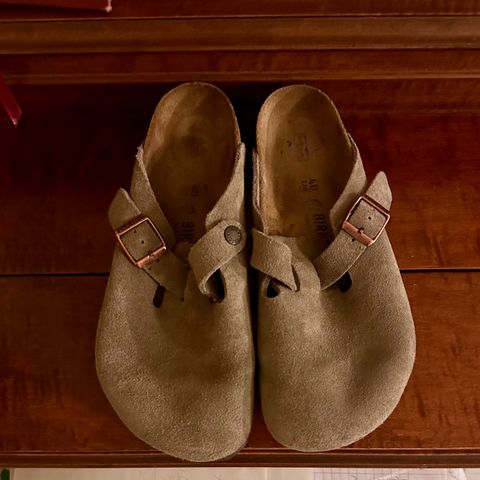 Birkenstock Boston in Taupe Suede