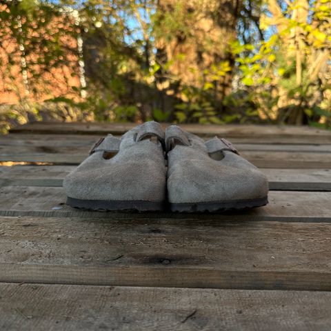 Birkenstock Boston in Taupe Suede