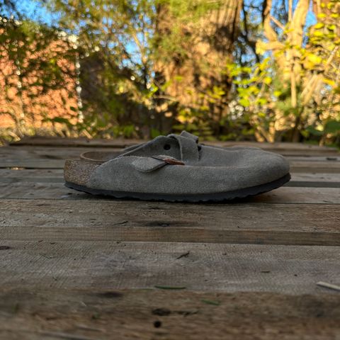 Birkenstock Boston in Taupe Suede