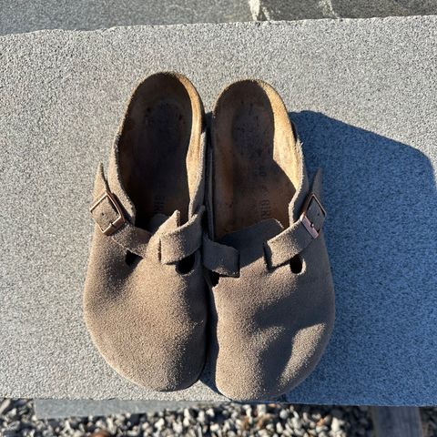 Birkenstock Boston in Taupe Suede