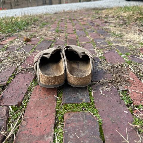 Birkenstock Boston in Taupe Suede