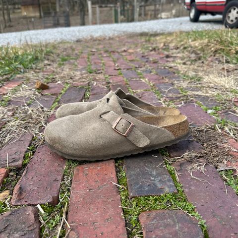 Birkenstock Boston in Taupe Suede