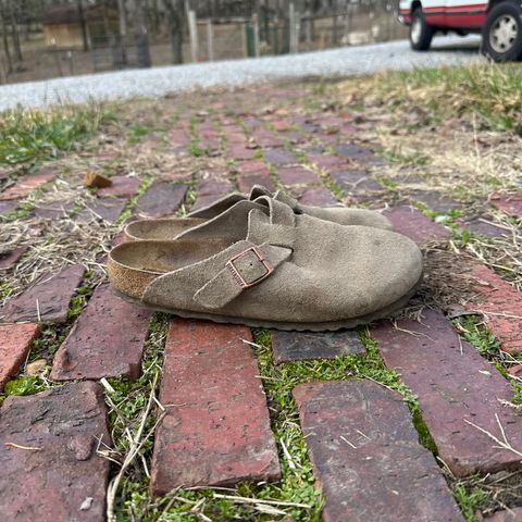 Birkenstock Boston in Taupe Suede