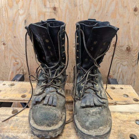 Viberg 155 Smokejumper Work Boot in Seidel Black Oil Tan Roughout