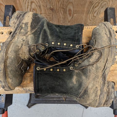 Viberg 155 Smokejumper Work Boot in Seidel Black Oil Tan Roughout