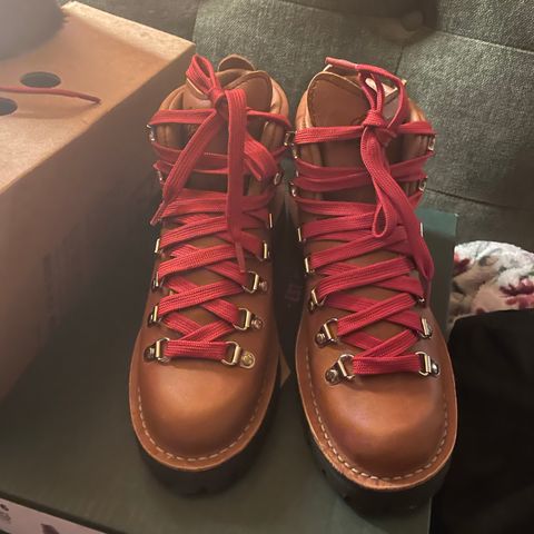 Danner Mountain Light in Cascade Clovis Full Grain
