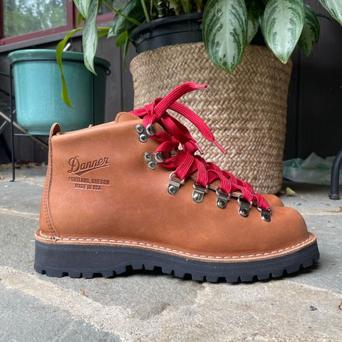 Danner Mountain Light in Cascade Clovis Full Grain