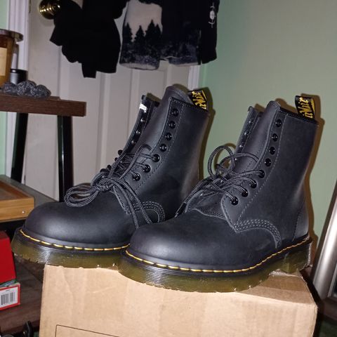 Dr. Martens 1460 SR in Industrial Full Grain