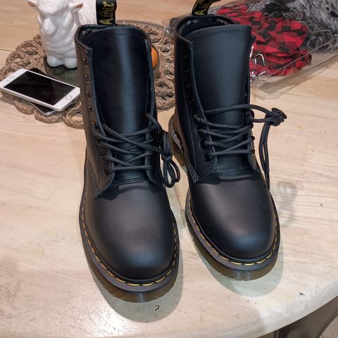 Dr. Martens 1460 SR in Industrial Full Grain