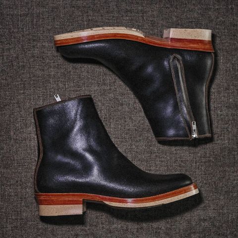 Fortis Antasena Sidezip in Horween Huntsman Black Waxed Flesh