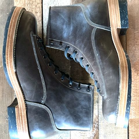 Caswell Carver in Maryam Graphite TPR Horsebutt