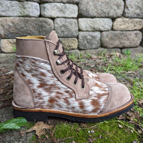 Jim Green Numzaan in Jim Green / Hair-on-hide