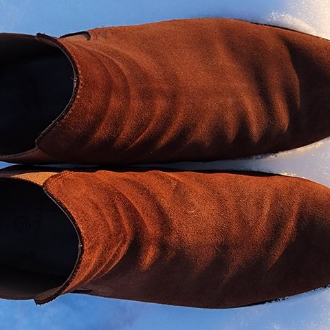 Bomberos Unlisted Model in Snuff Waterproof German Suede