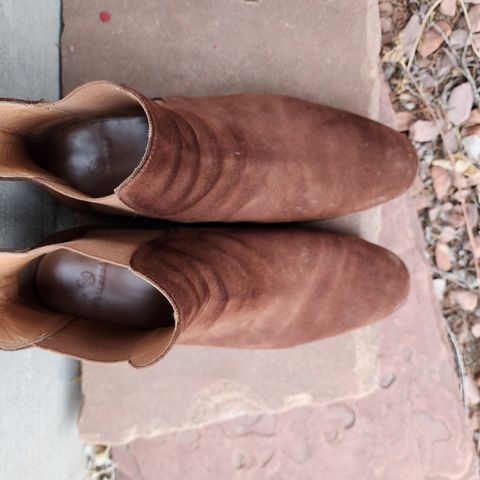 Bomberos Unlisted Model in Snuff Waterproof German Suede