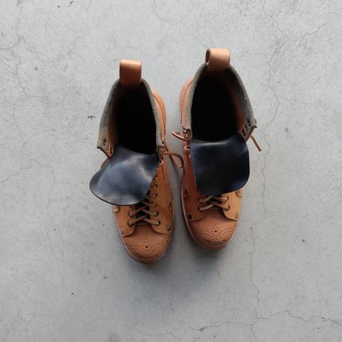Tahura Edulis in Maryam Natural Horsebutt & Guidi Black Reverse Horsebutt