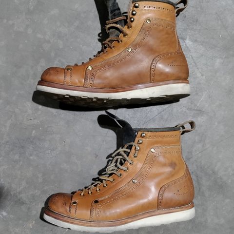 Tahura Edulis in Maryam Natural Horsebutt & Guidi Black Reverse Horsebutt