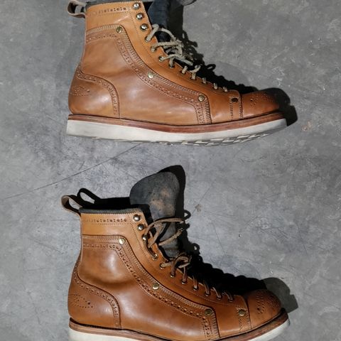 Tahura Edulis in Maryam Natural Horsebutt & Guidi Black Reverse Horsebutt