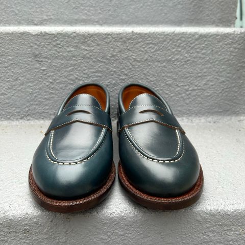 Grant Stone Traveler Penny in Horween Navy Chromexcel