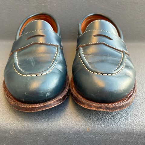 Grant Stone Traveler Penny in Horween Navy Chromexcel