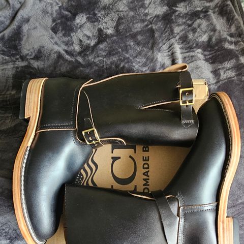 Nicks Pullman in Horween Black Waxed Flesh