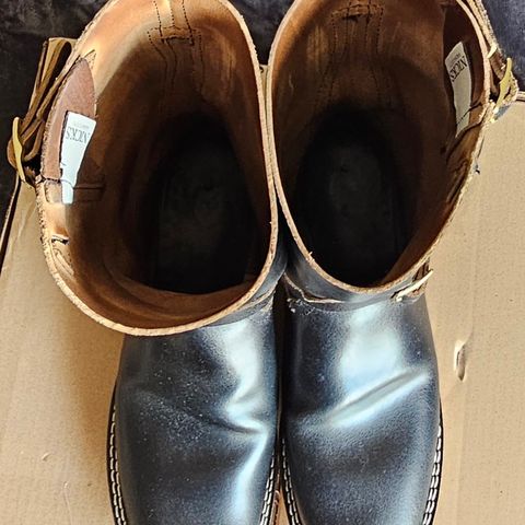 Nicks Pullman in Horween Black Waxed Flesh