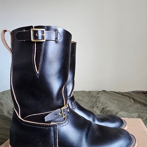Nicks Pullman in Horween Black Waxed Flesh