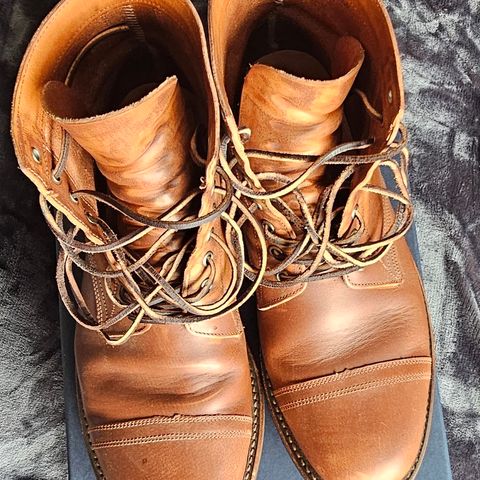 Oak Street Bootmakers Trench Boot in Tempesti Walnut Overdye Camello Asportabile
