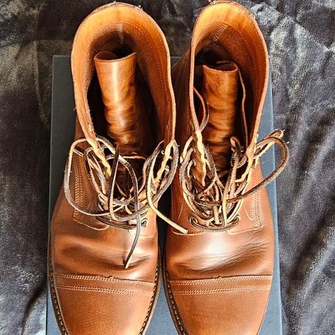 Oak Street Bootmakers Trench Boot in Tempesti Walnut Overdye Camello Asportabile