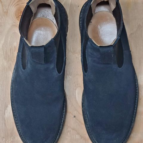 Tricker's Stephen Chelsea Boot in Zonta Oceano Castorino Suede