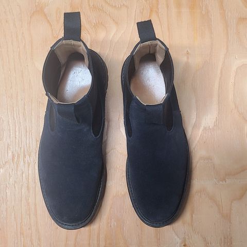Tricker's Stephen Chelsea Boot in Zonta Oceano Castorino Suede