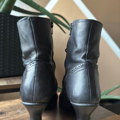 View photo of Stockerpoint Stiefel 4490 Handmade in Unknown Leather