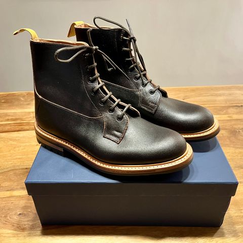 Tricker's Burford Plain Derby Boot in Horween Java Waxed Flesh
